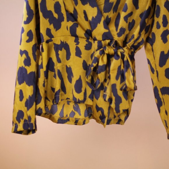 NWT Patterned Blouse - Picture 4 of 8